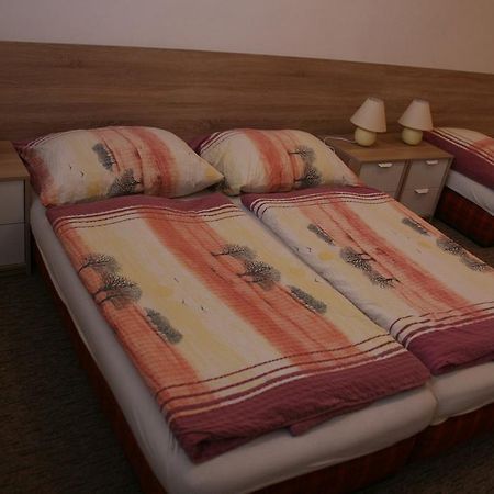 Hostel Boathouse Прага Экстерьер фото