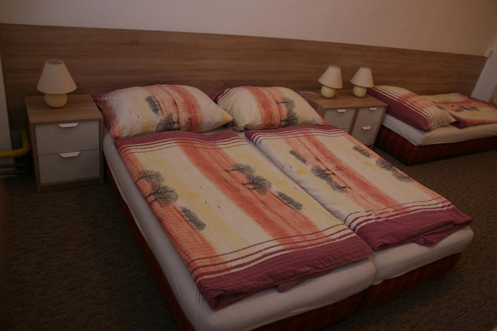 Hostel Boathouse Прага Экстерьер фото