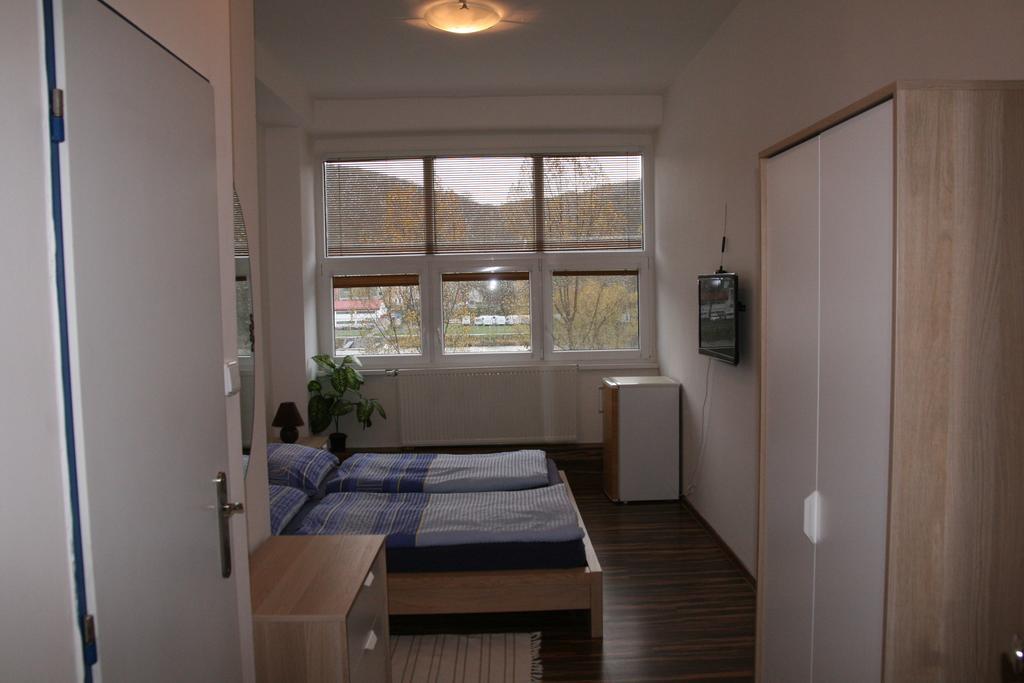 Hostel Boathouse Прага Экстерьер фото